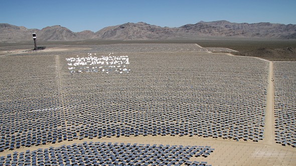 캘리포니아 Mojave 사막의 세계 최대 태양열 발전 시스템 가동.